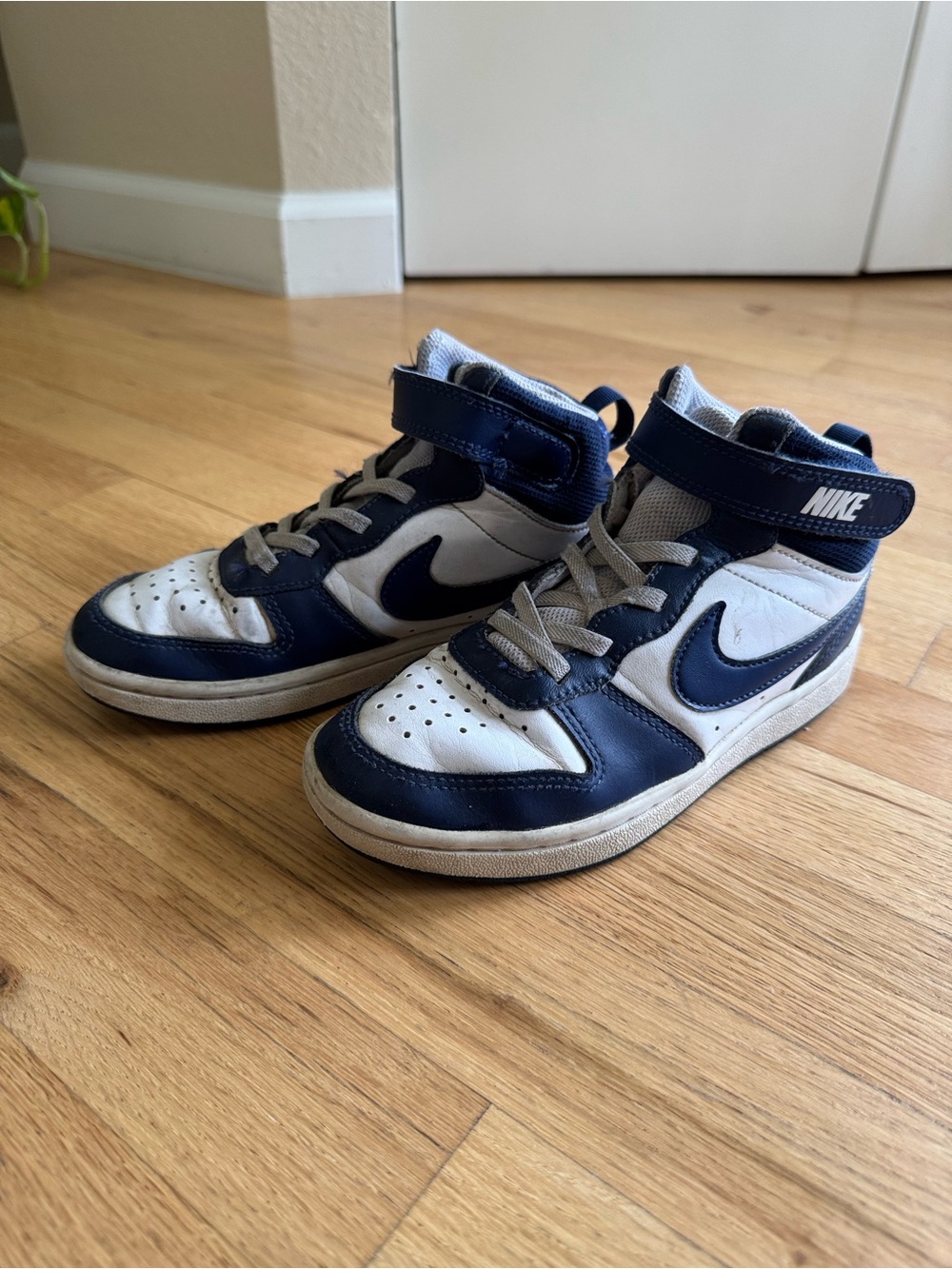Nike Kids Court Borough Mid 2 Size 13